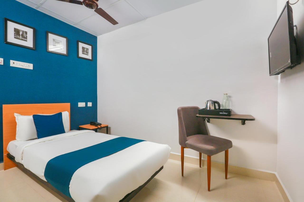 Hotel Oyo Grand Residency Near Kasi Talkies 3*